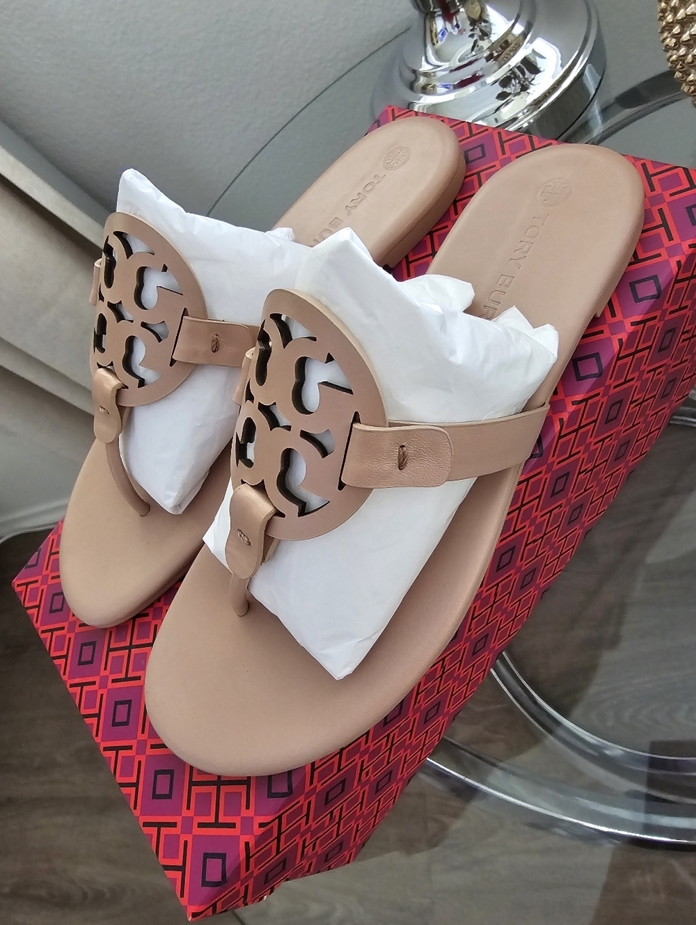 Tory Burch Miller Calf Leather Logo Thong Sandals in Light Sand. - Picture 3 of 8
